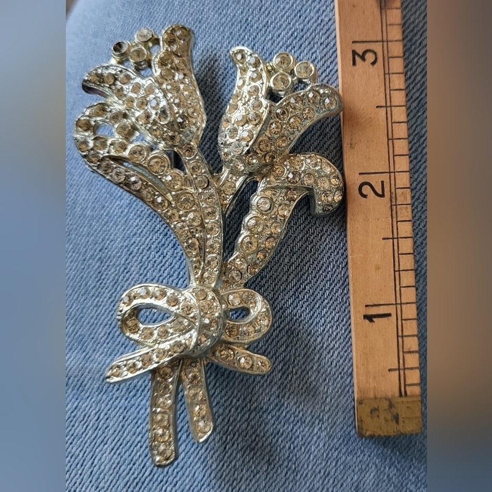 Vintage Large Floral Silver Tone And Rhinestone With Bow Detail Brooch - Picture 3 of 3